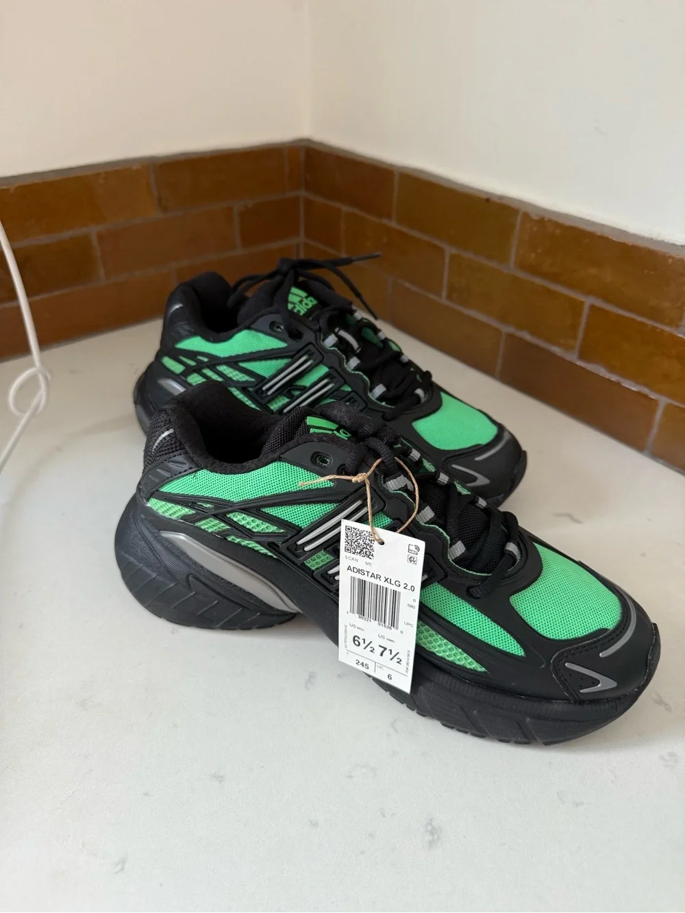 adidas 6.5 mens and 7.5 women's  Black and Green Mesh Athletic Sneakers